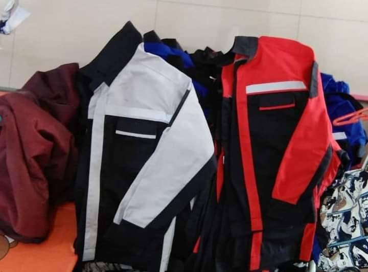 ชุดยูนิฟอร์ม พนักงานออฟฟิศที่สุภาพเรียบร้อย